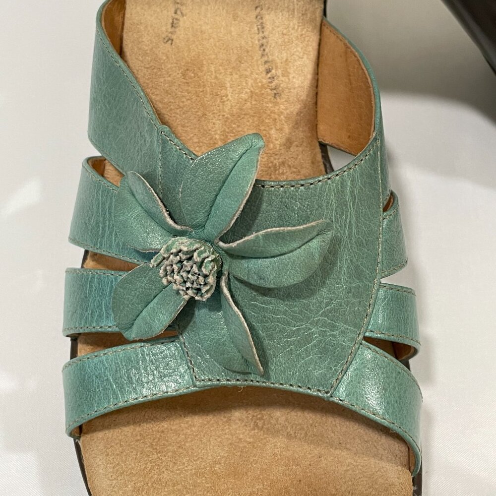 (NEW) SOFTSPOTS #177457 Leather Wedge Open Toe Slide w/ Flower Trim, Sage - 10W - Picture 4 of 13